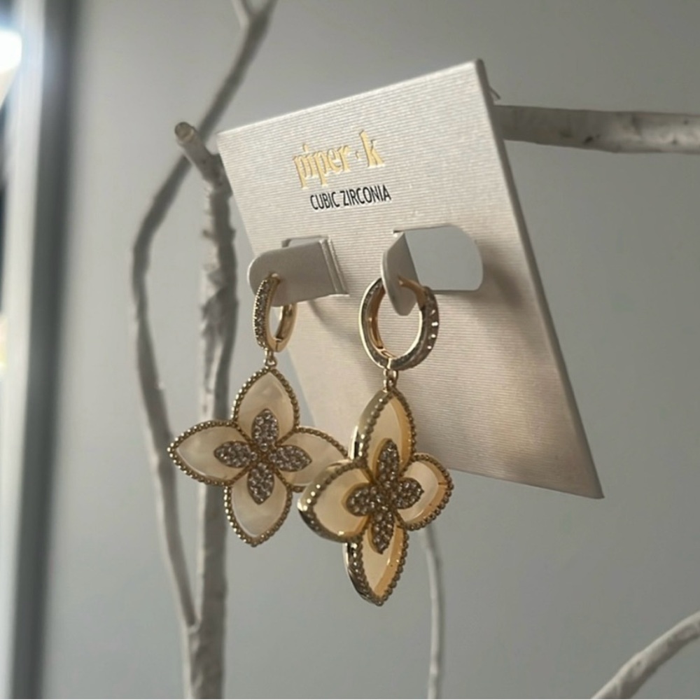 Piper K clover Pearl Dangle earrings - New-FIRM ON PRICE-already low